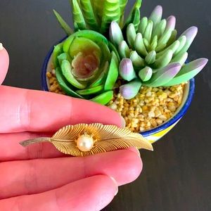 Vintage leaf brooch